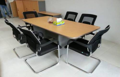 Bàn họp văn phòng và ghế chân quỳ, bộ sản phẩm phổ biến cho dịch vụ thanh lý nội thất văn phòng Hải Phòng