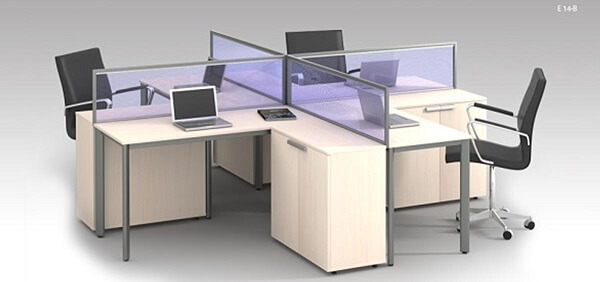 Mẫu bàn văn phòng có vách ngăn làm bằng kính hiện đại
