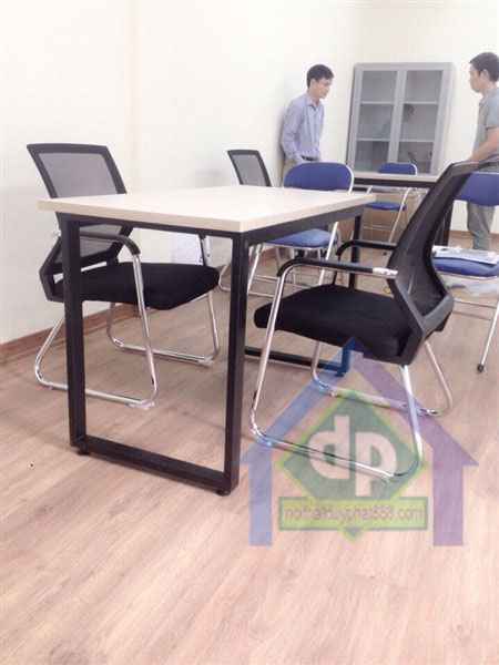 Bộ sản phẩm bàn làm việc chân sắt kết hợp với ghế chân quỳ lưng lưới vô cùng được ưa chuộng với các sản phẩm nội thất văn phòng Hải Phòng